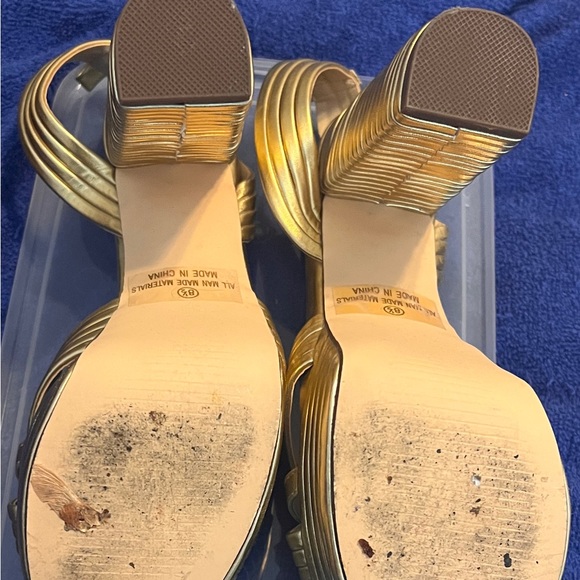Gold platform sandals size 9 worn once - Picture 2 of 2
